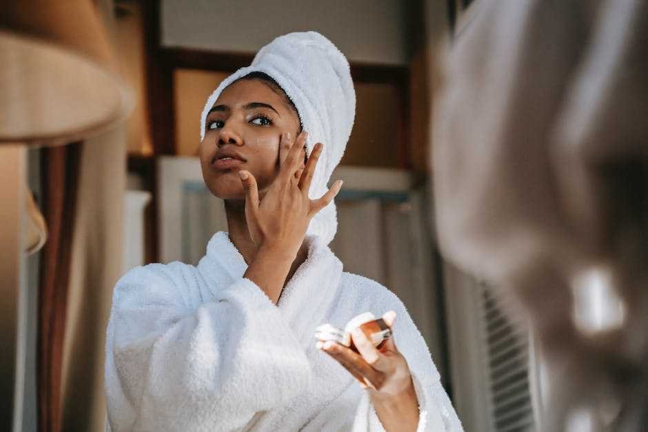 Hyaluronic Acid and Sensitive Skin: Tips for a Gentle Skincare Routine